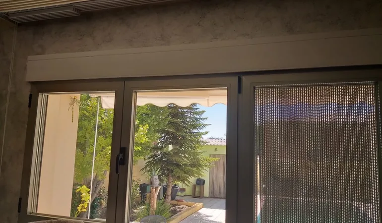 Ventana corredera de aluminio bien cerrada, sin entradas de aire